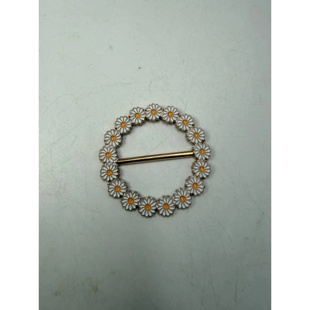 Vintage Daisy Floral Scarf Slide Ring Gold Tone White Enamel Flower Buckle 1.5